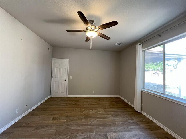 Building Photo - 1112 Vanderbilt Cir