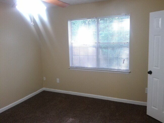 Building Photo - DUPLEX at Summerglen!