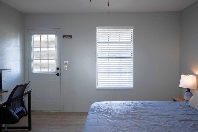 Building Photo - 502 SE B St