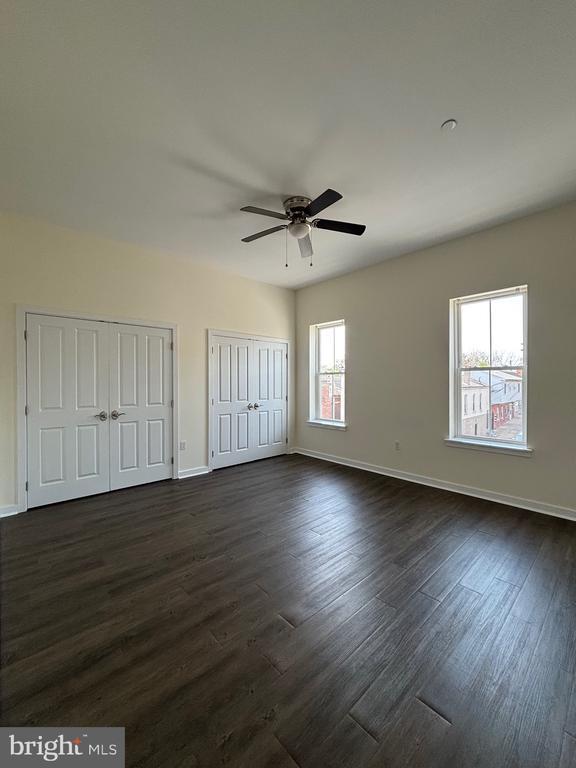 Building Photo - 320 Main St