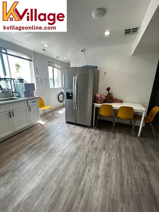 Building Photo - 1528 1/2 W 36TH PL - 304 (unfurnished)