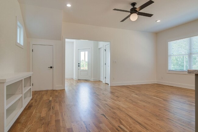 Building Photo - Amazing 3 bed 2.5 w/fenced yard. 10 min fr...