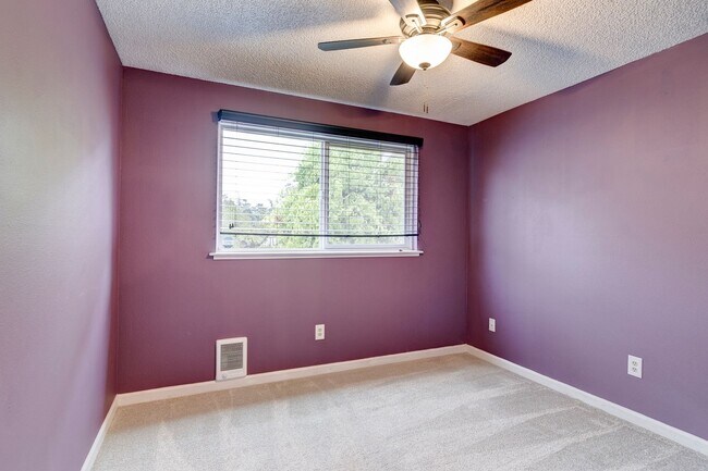 Building Photo - Welcome to this 3 Bed 2 Bath Home Close To Town