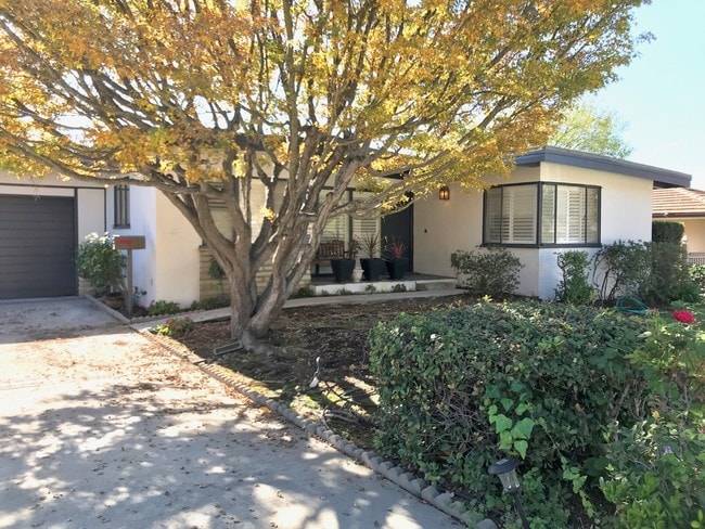 Front view of house - 926 Crestview Dr