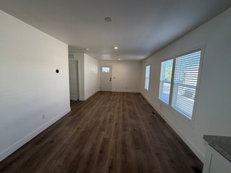 Building Photo - 501 E Ray Rd