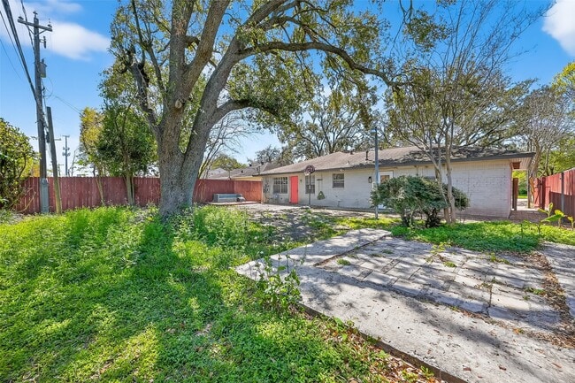 Building Photo - 12211 Chimney Rock Rd