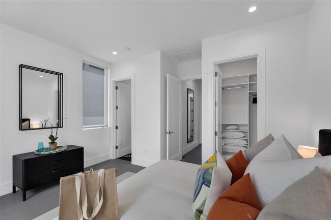 Building Photo - 1730 SE 13th St