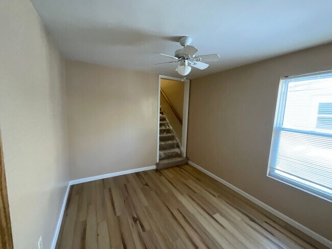 Building Photo - 3 bedroom 2 bath with bonus Office space