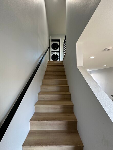 Building Photo - 826 Rose Ave