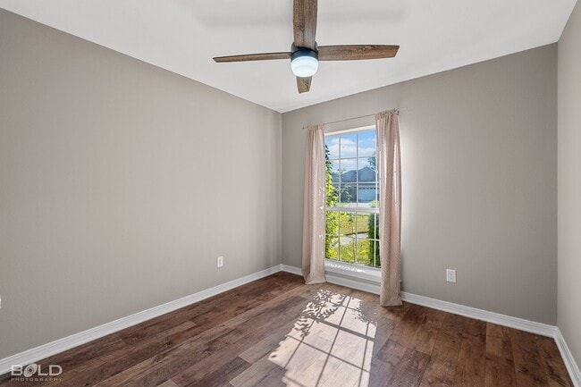 Building Photo - Check Out this 4 bed 2 bath