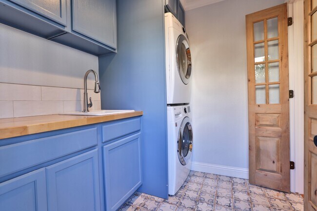 Building Photo - 520 Camino Dr