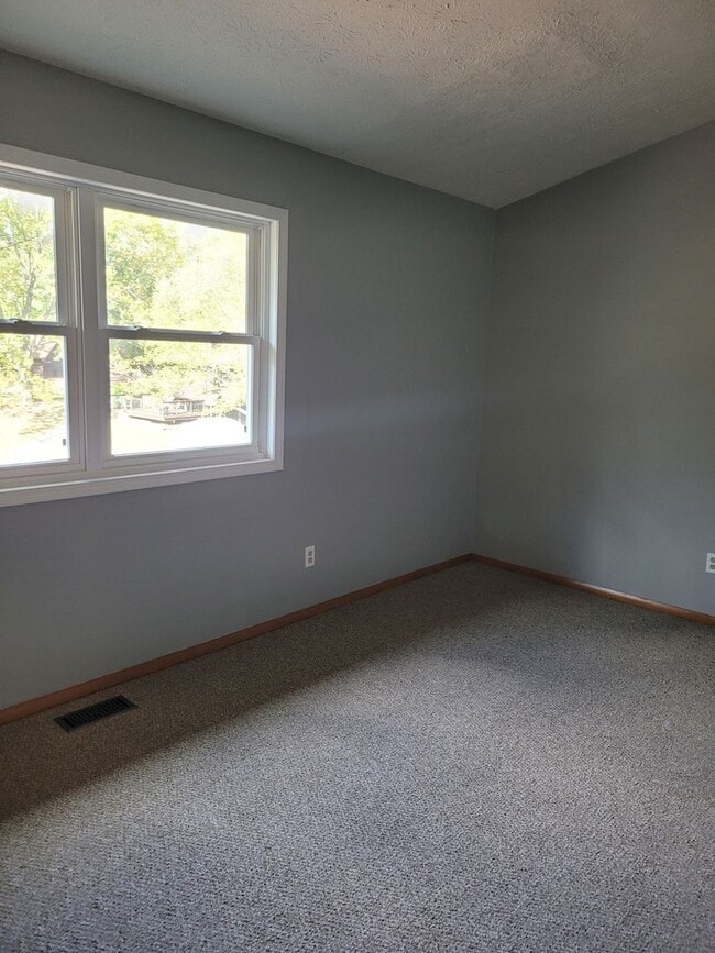 Building Photo - 4 bedroom Townhouse on Bloomington's South Side; Located in The Woodlands!