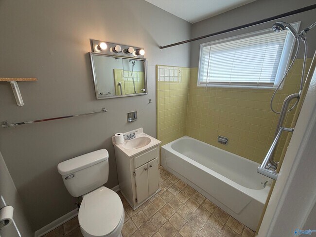 Building Photo - 1518 15th Ave SW