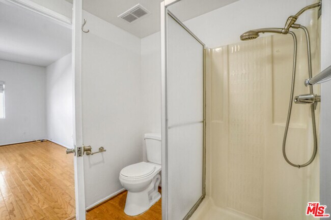 Building Photo - 5534 Sylmar Ave