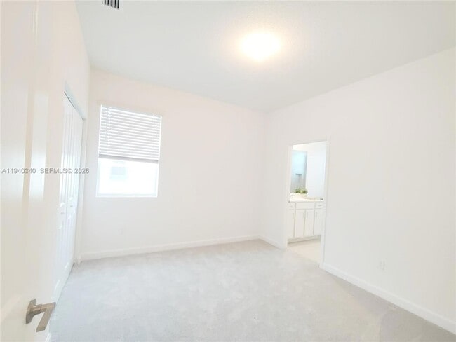 Building Photo - 400 SE Crossoak Ln