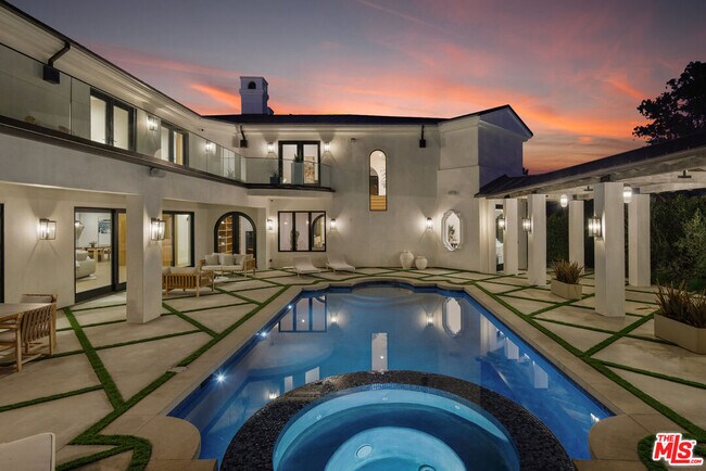 Building Photo - 7052 Dume Dr