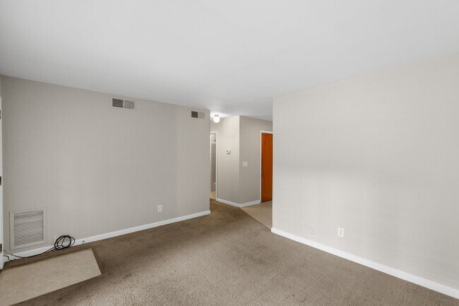 Building Photo - Celeste Manor - 1 Bedroom / 1 Bathroom Apartment