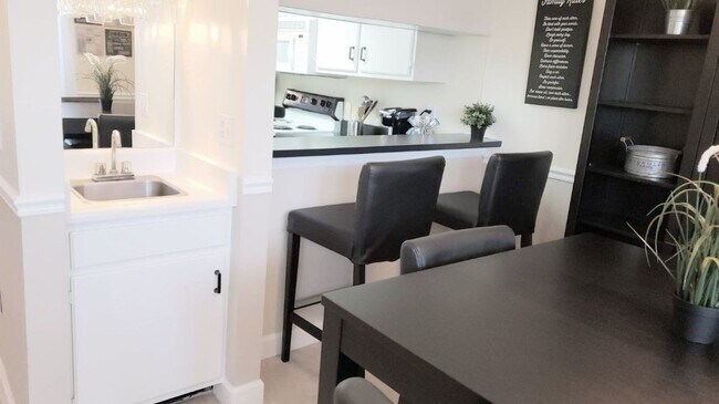Building Photo - Beautiful  Furnished 1/1 condo x Rent  in Winter Park Next to Full Sail University !