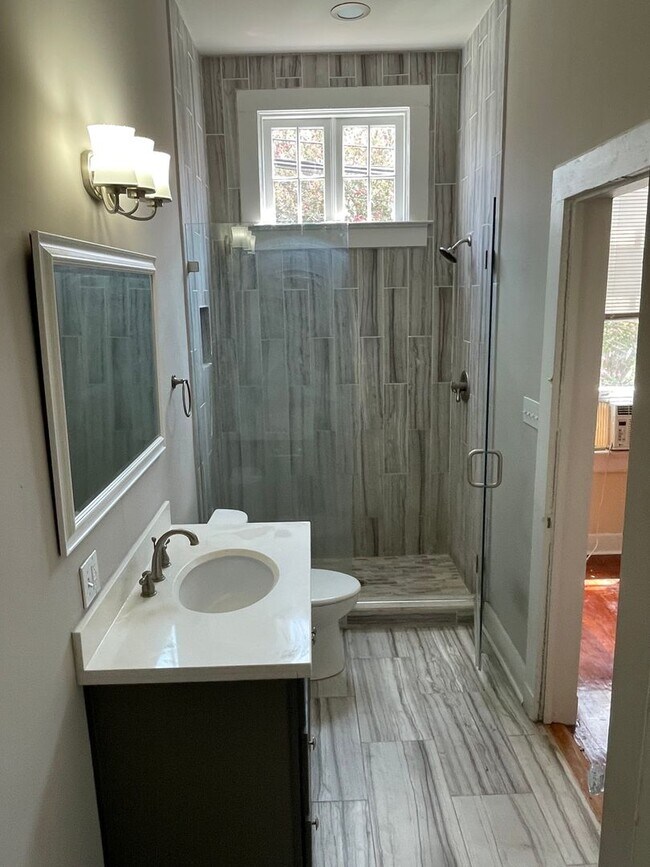 Building Photo - 2BD/1BA with natural light, hardwood floors, off street parking STEPS from Campus