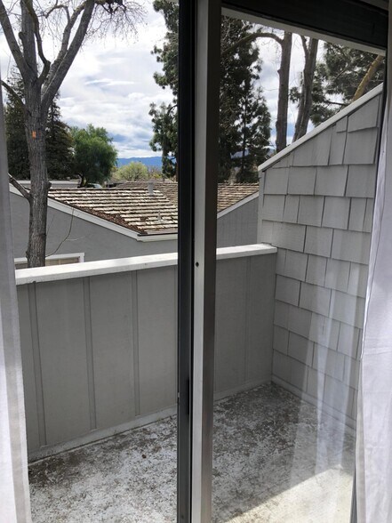 Building Photo - 2400 Lincoln Village Dr