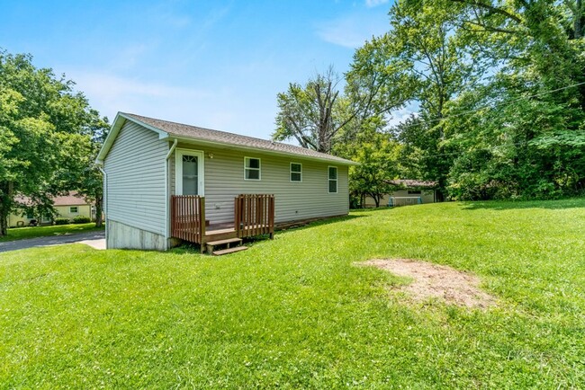 Building Photo - Three Bedroom House Close To Campus