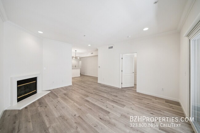 Building Photo - 2334 S Bentley Ave