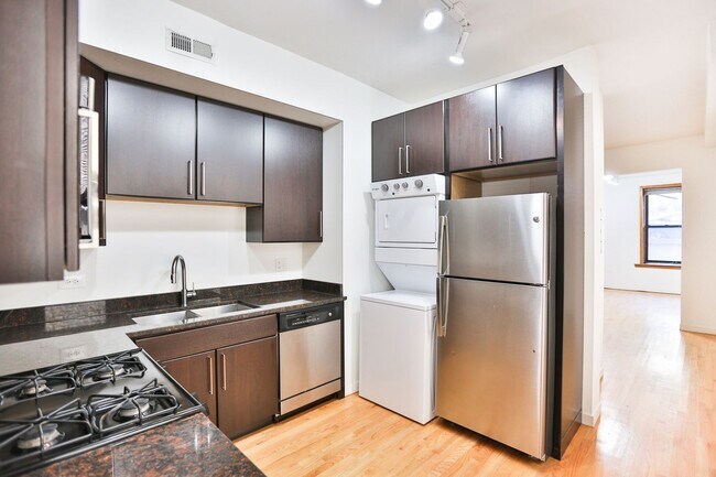 Building Photo - Nice Wicker Park 2 Bed. Big Bedrooms. All New. Close to the EL. Laundry. Free Internet. Patio Space.