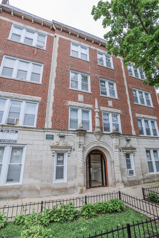 Primary Photo - 6916 N Lakewood Ave
