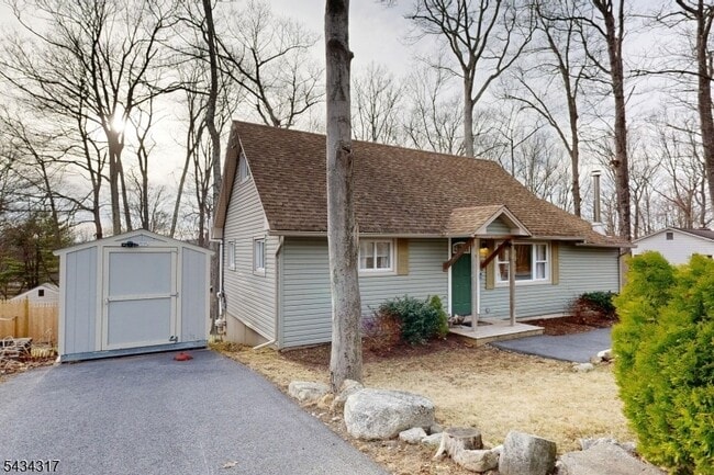 Building Photo - 319 Midway Dr
