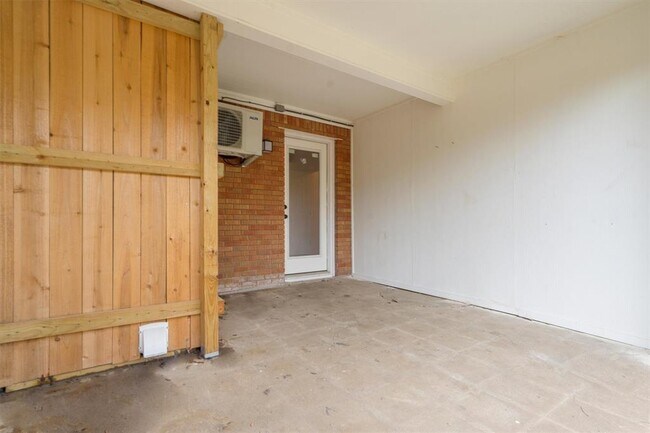 Building Photo - 10205 Old Manchaca Rd