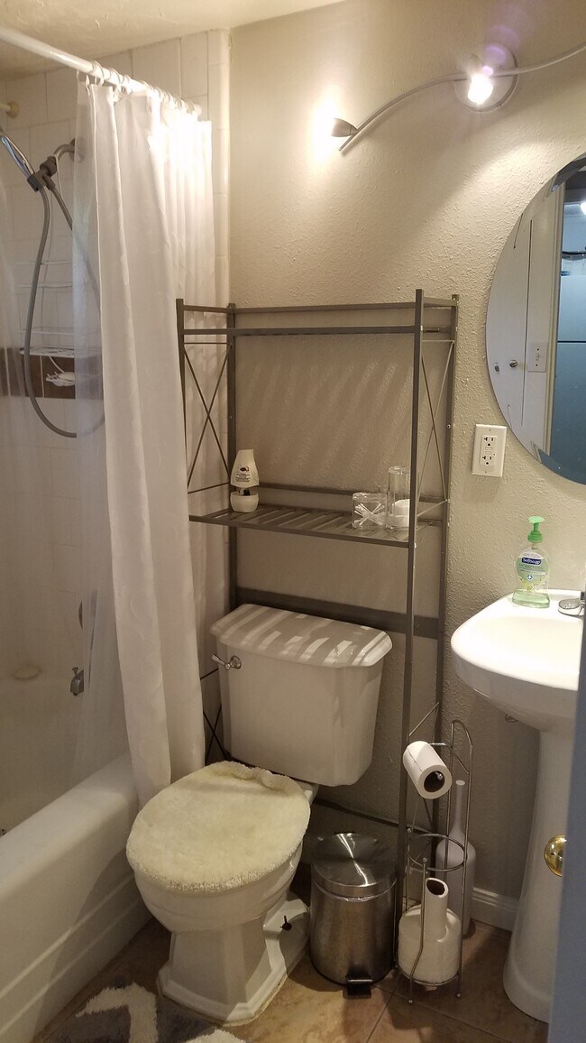 Bath room - 2715 Cleburne St