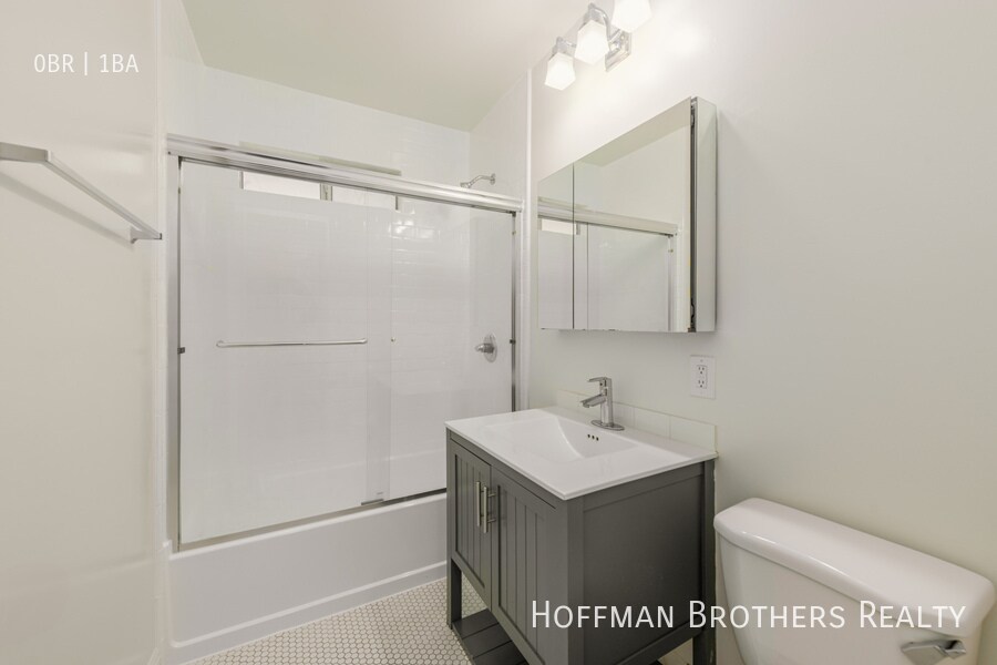 Building Photo - 2001 Beachwood Dr