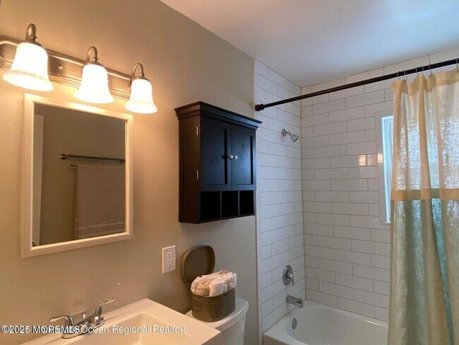 Building Photo - 10 Laurel Pl