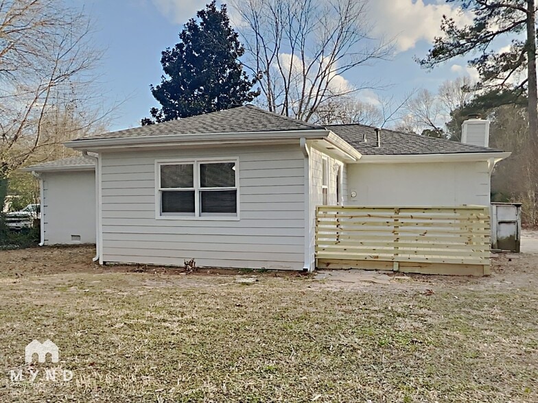 Building Photo - 585 Oak Way