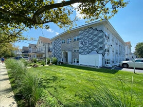 Building Photo - 320 7th Ave