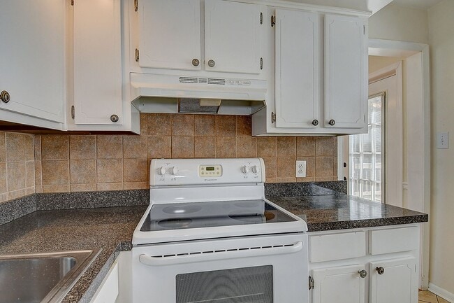 Building Photo - 3 BDRM / 2.5 BATH with FENCED BACKYARD - WINDSOR WOODS!