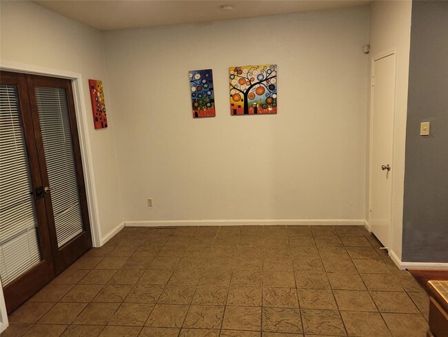 Building Photo - 940 Wycliffe Dr