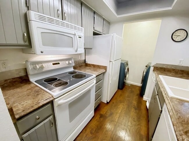 Building Photo - South Anchorage Condo with Balcony, Garage...