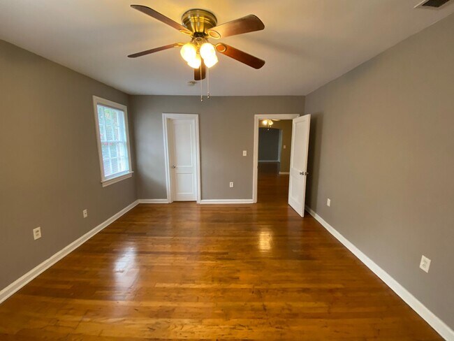 Building Photo - 1306 E Victory Dr