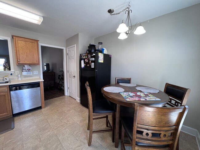 Building Photo - Fantastic 2 bedroom 2 bath townhome