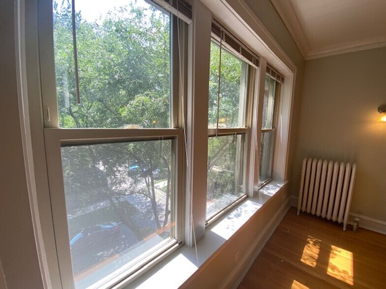 Building Photo - 1542 W Albion Ave