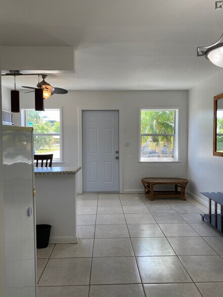 Building Photo - 926 N 16th Ave