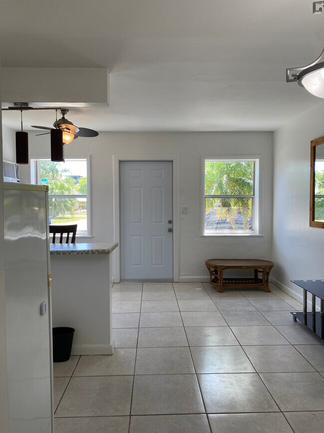 Building Photo - 926 N 16th Ave