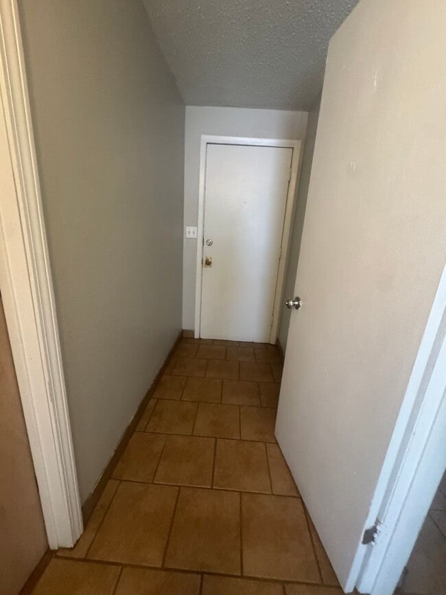 Building Photo - 5 BED / 2 BA home right next to Memorial S...