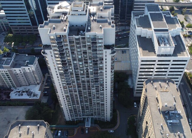 Building Photo - 45 River Dr S