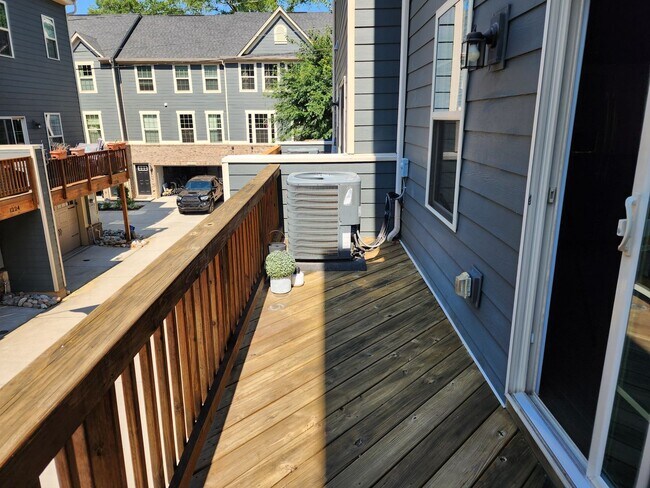 Building Photo - Plaza Midwood Townhome