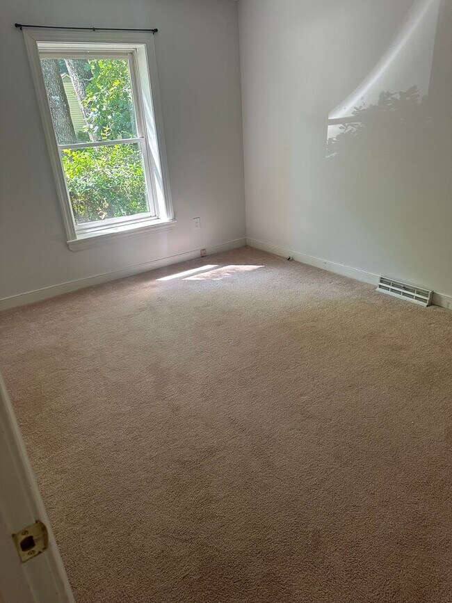 Building Photo - Great 3 bedroom two bath ranch home