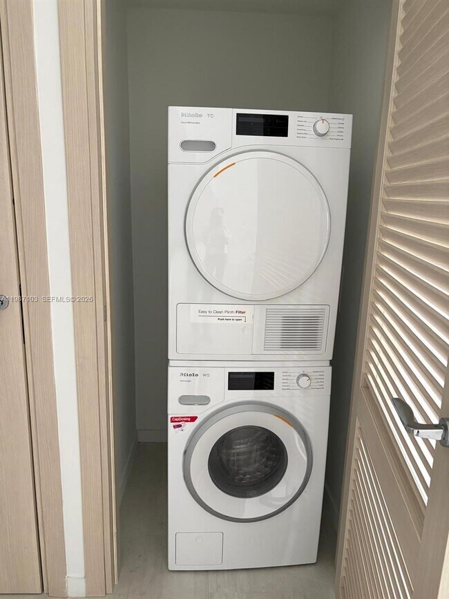 Building Photo - 1000 Brickell Plaza