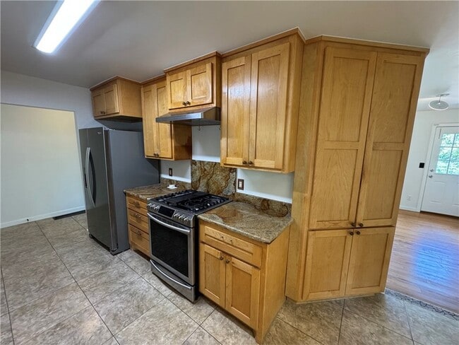 Building Photo - 700 E Edna St