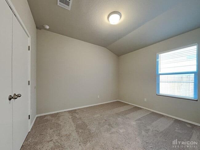 Building Photo - 5217 Saddle Clb Dr